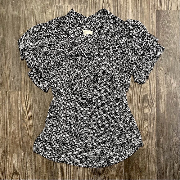 LOFT Tops - NWOT LOFT navy & white pattern short flutter sleeve neck tie blouse